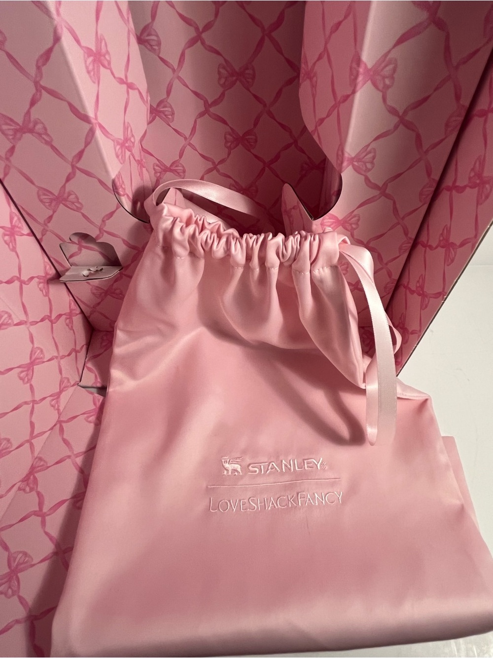 Stanley x LoveShackFancy Pink Patterned Gift Box with Satin Pouch 🎀🎀🎀🎀 (BOX) - Picture 3 of 4